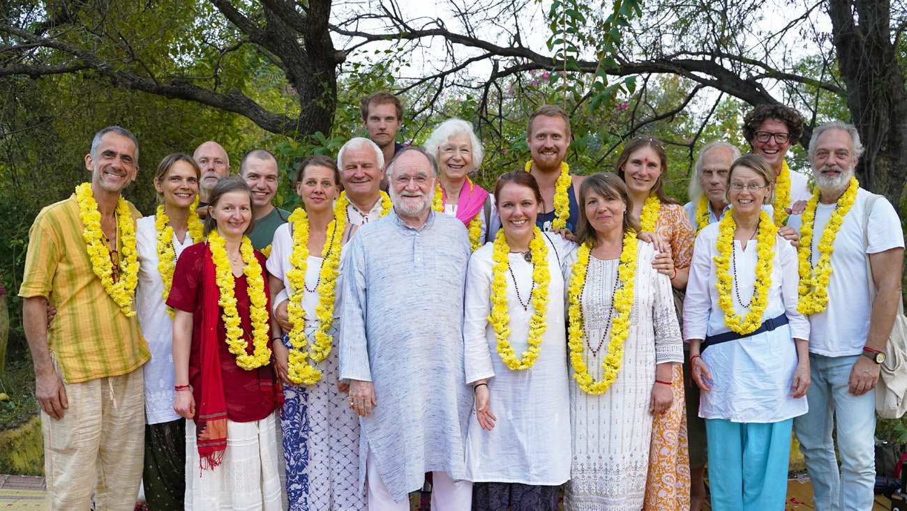 Arunachala spiritual community with spiritual teacher john david at darshan